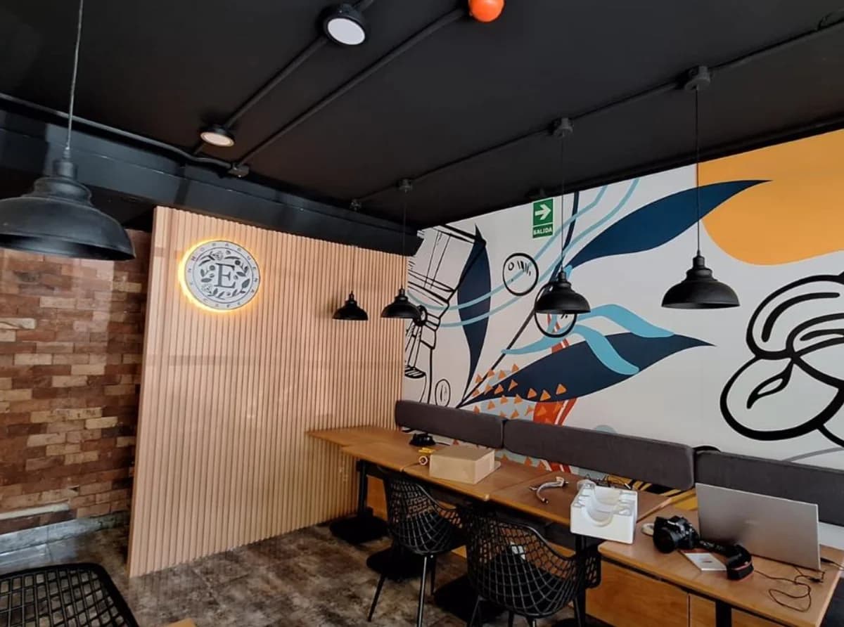 Mural gráfico de colores aplicado en un espacio comercial